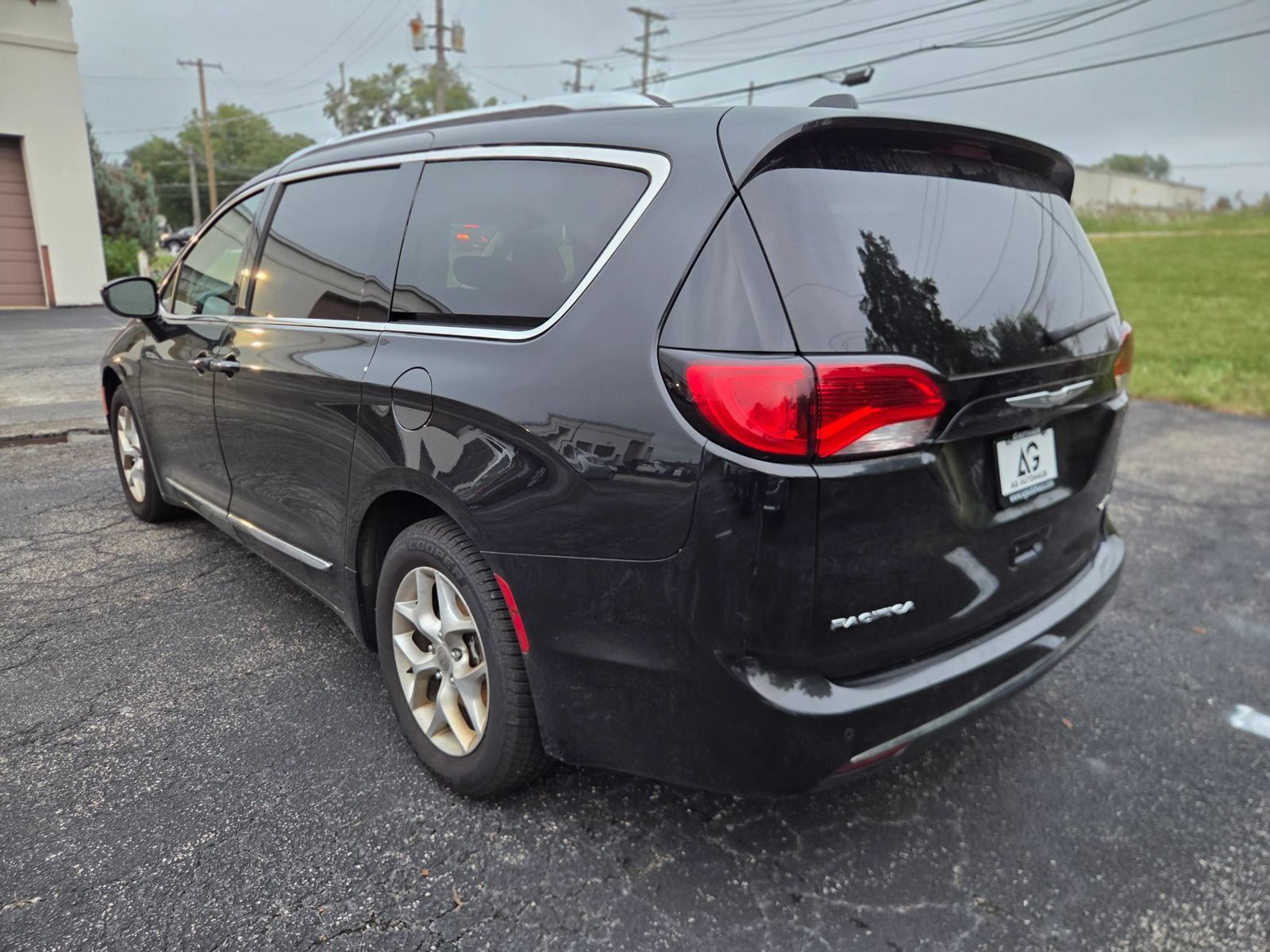 Used 2017 Chrysler Pacifica Touring-L Plus w/ Tire & Wheel Group FWD image 2