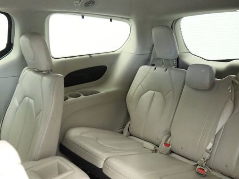 Certified 2017 Chrysler Pacifica Touring-L w/ Tire & Wheel Group image 21