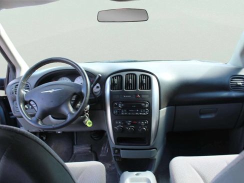 Used 2007 Chrysler Town & Country Touring FWD image 8