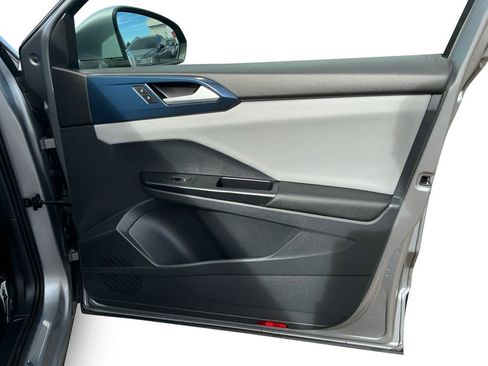 Used 2023 Volkswagen Taos SE w/ Panoramic Sunroof Package image 6