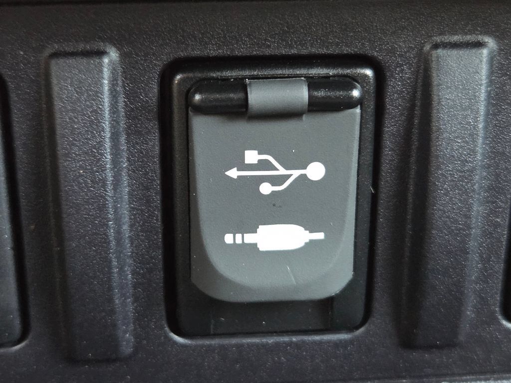 Used 2016 Toyota Tacoma Limited w/ Towing Package AWD/4WD image 11