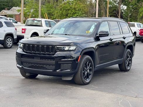 Used 2024 Jeep Grand Cherokee L Laredo image 2