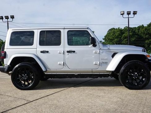 Used 2024 Jeep Wrangler Unlimited Sahara AWD/4WD image 3