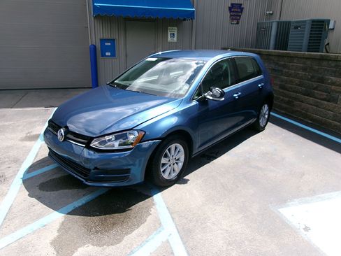 Used 2017 Volkswagen Golf SE image 1