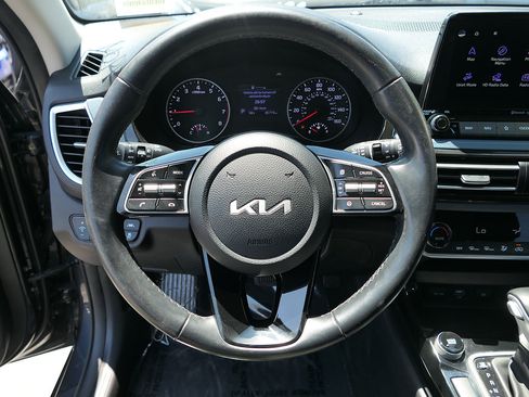 Used 2022 Kia Seltos S FWD image 16