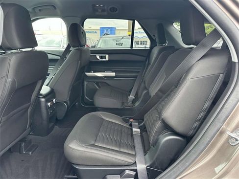 Used 2021 Ford Explorer XLT image 11