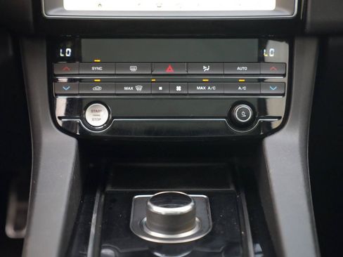 Used 2019 Jaguar F-PACE AWD/4WD image 39