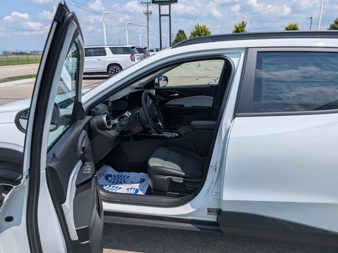 Used 2026 Chevrolet Trax LT w/ Driver Confidence Package FWD image 11