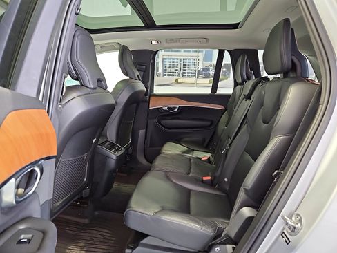 Used 2022 Volvo XC90 T6 Momentum image 12