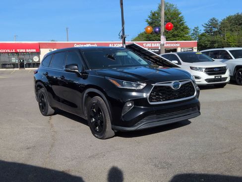Used 2021 Toyota Highlander LE FWD image 2