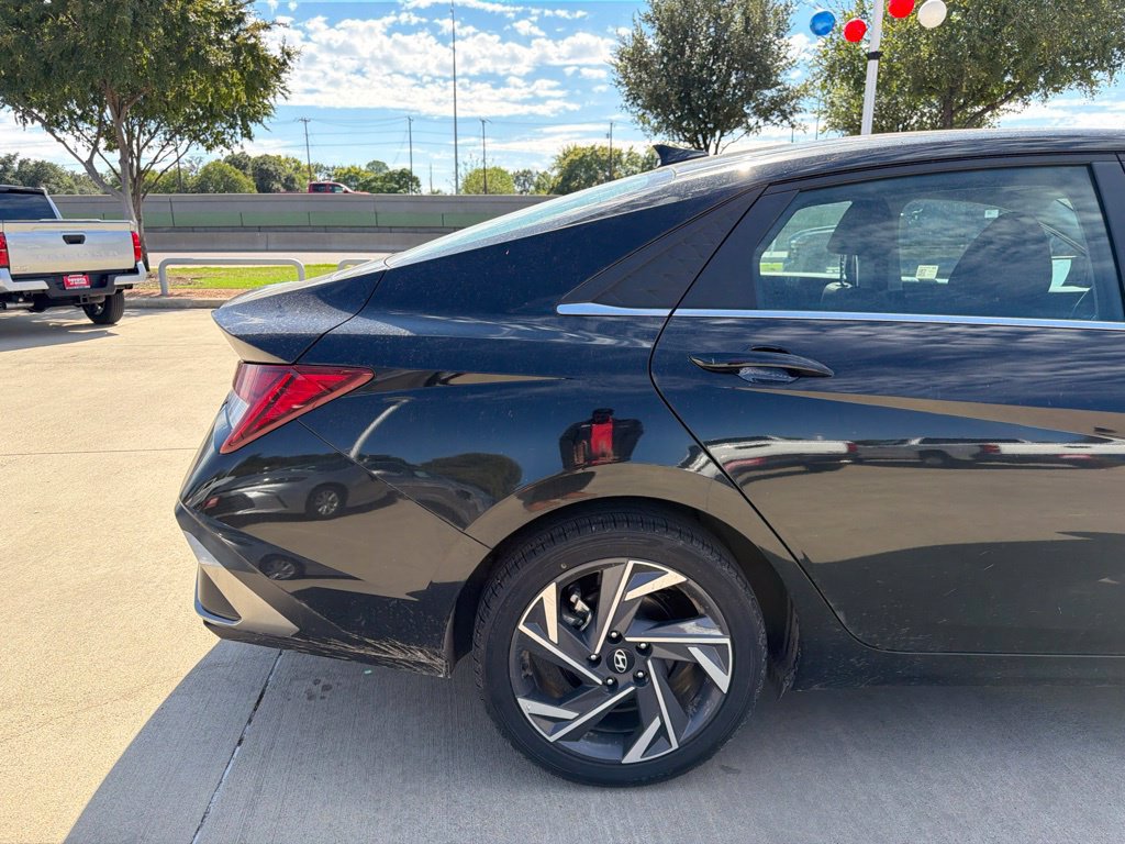 Used 2025 Hyundai Elantra SEL FWD image 9