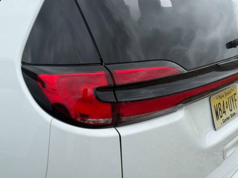 Used 2025 Chrysler Pacifica Limited image 9