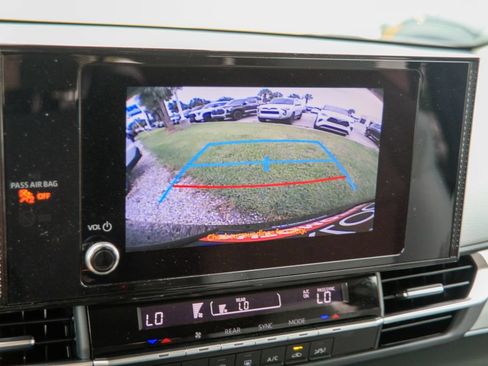 Used 2026 Toyota Sienna LE FWD image 5