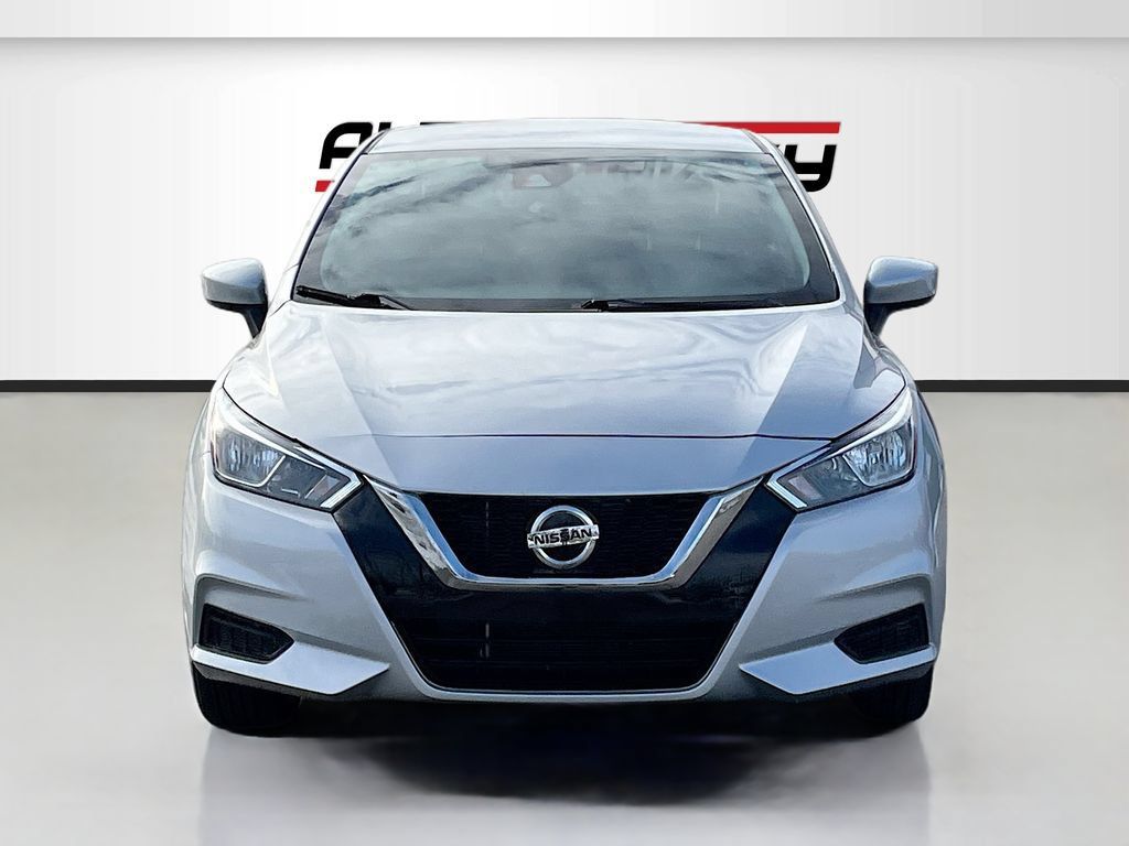 Used 2022 Nissan Versa SV FWD image 2