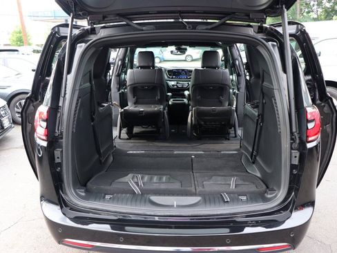 Used 2025 Chrysler Pacifica Select FWD image 53