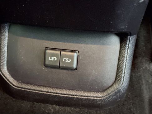 Used 2023 Toyota Highlander L FWD image 42