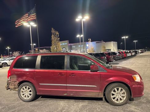 Used 2016 Chrysler Town & Country Touring image 1