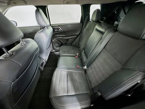 Used 2024 Mitsubishi Outlander SE image 28