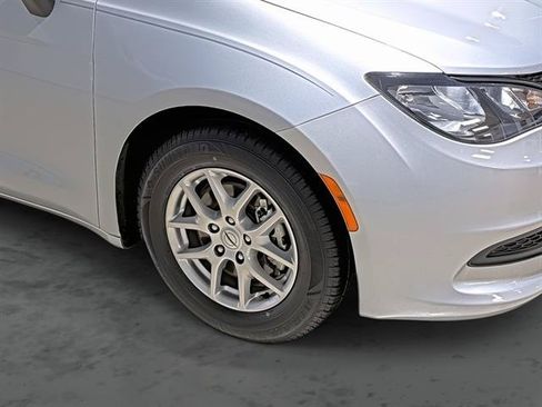 Used 2023 Chrysler Voyager LX FWD image 15