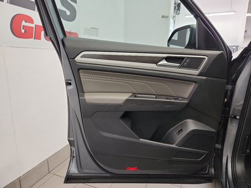 Certified 2023 Volkswagen Atlas SE w/ Panoramic Sunroof Package FWD image 8