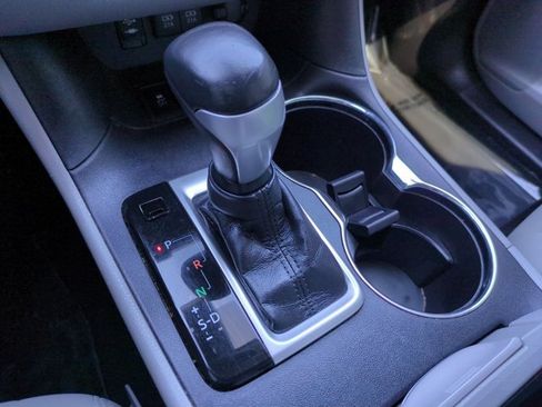Used 2018 Toyota Highlander Plus FWD image 12