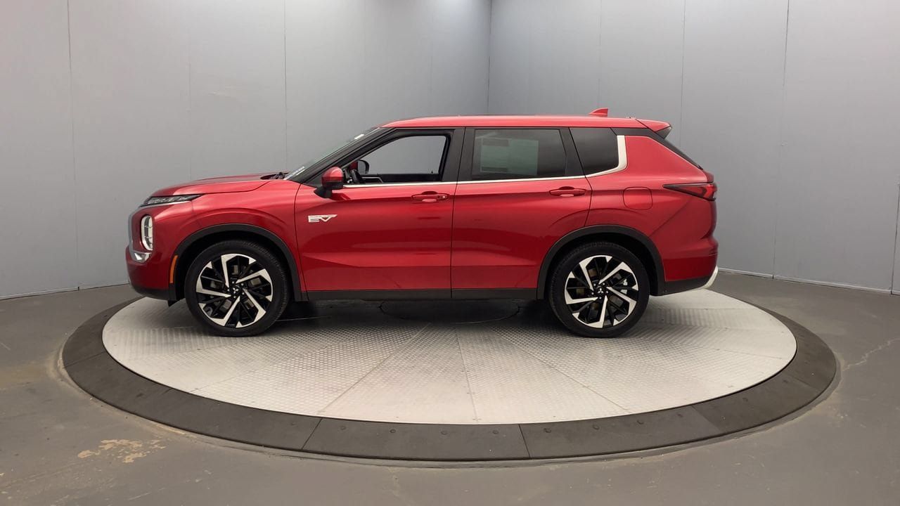 Used 2023 Mitsubishi Outlander SE AWD/4WD image 2