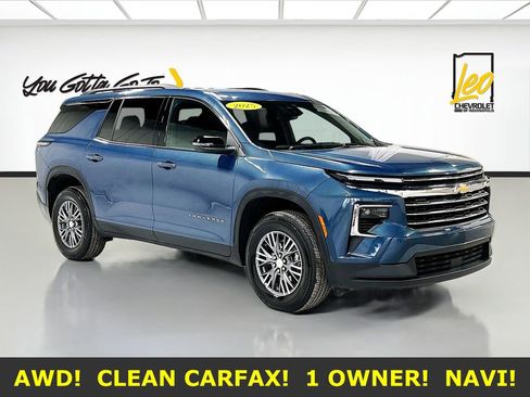 Used 2025 Chevrolet Traverse LT image 3