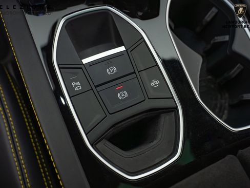 Used 2022 Lamborghini Urus image 32