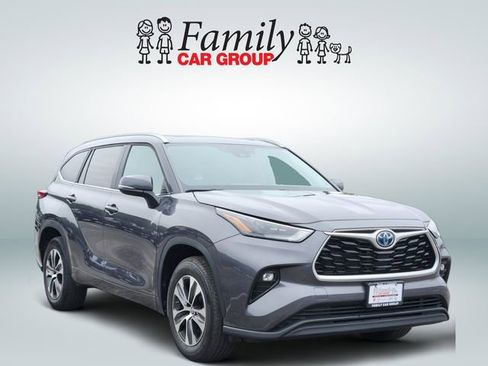Used 2023 Toyota Highlander XLE FWD image 2
