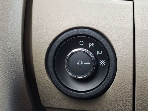 Used 2015 Ford Taurus SE image 23