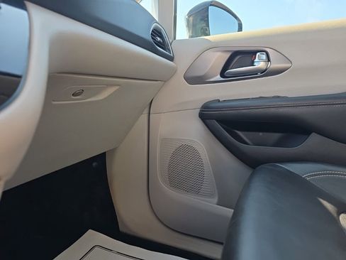 Used 2024 Chrysler Pacifica Touring-L image 17