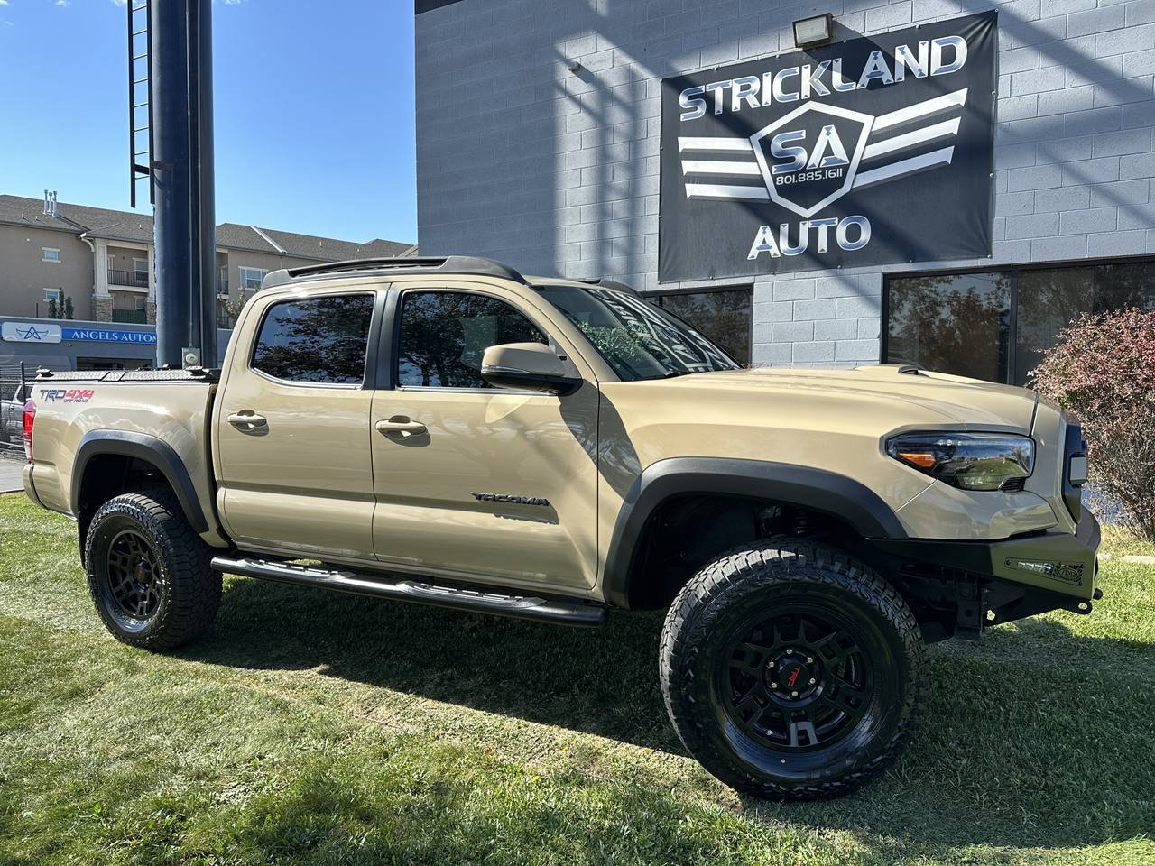 Used 2016 Toyota Tacoma TRD Off-Road AWD/4WD image 1