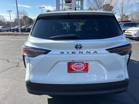 Used 2024 Toyota Sienna XLE image 6