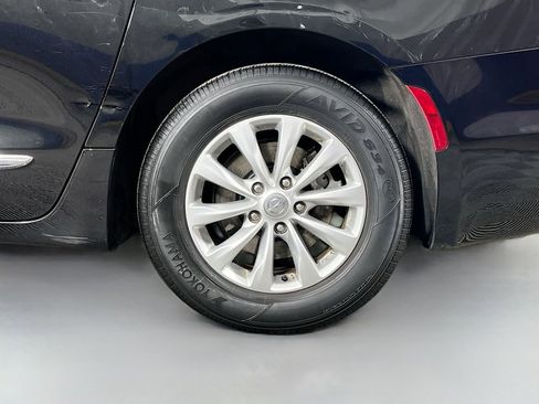 Used 2019 Chrysler Pacifica Touring-L w/ Advanced Safetytec Group image 32