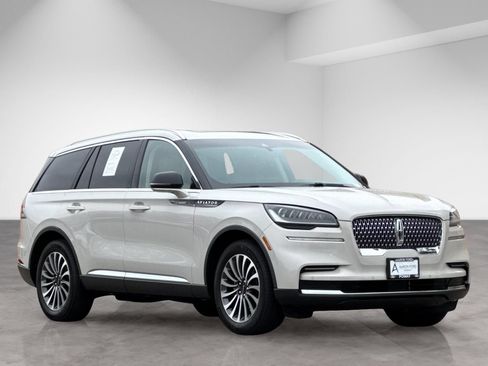 Used 2023 Lincoln Aviator 2WD w/ Premium Package image 9