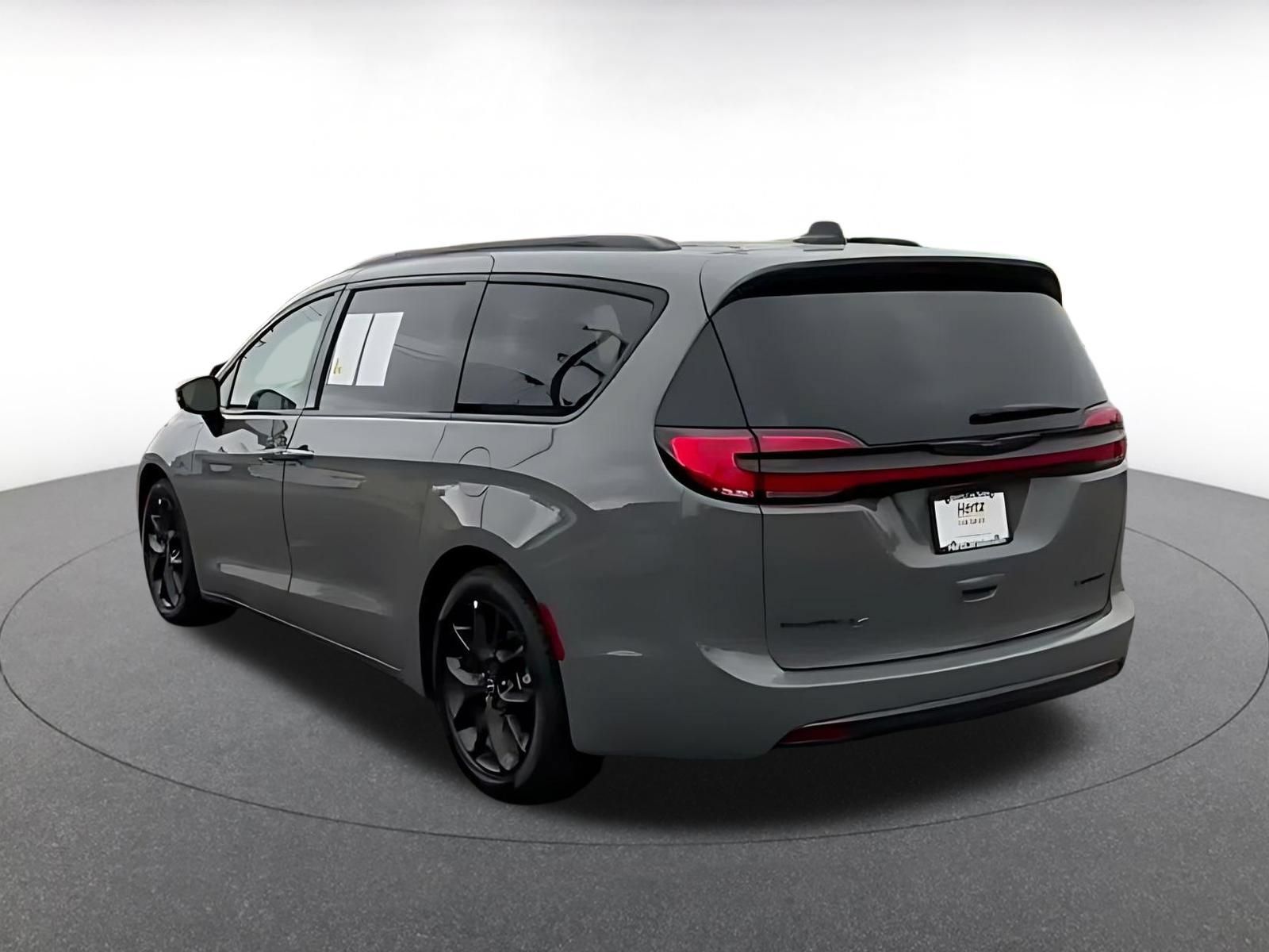 Used 2025 Chrysler Pacifica Limited FWD image 10