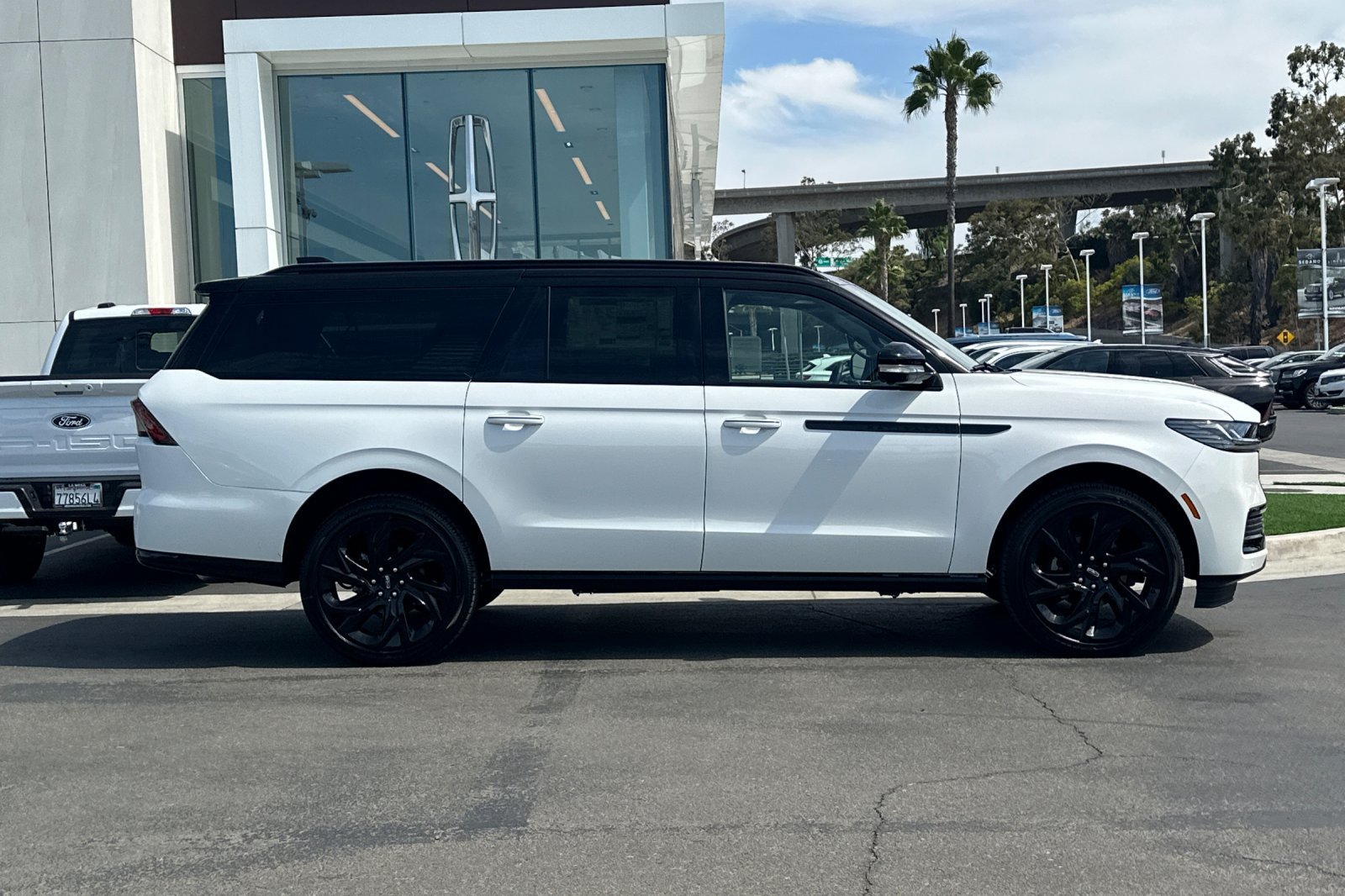 New 2027 Lincoln Navigator L Black Label AWD/4WD image 2