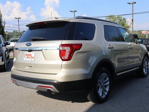 Used 2017 Ford Explorer XLT FWD image 7