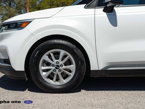 Used 2024 Kia Carnival LX image 11