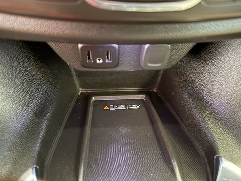 Used 2022 Chevrolet Traverse LT image 30