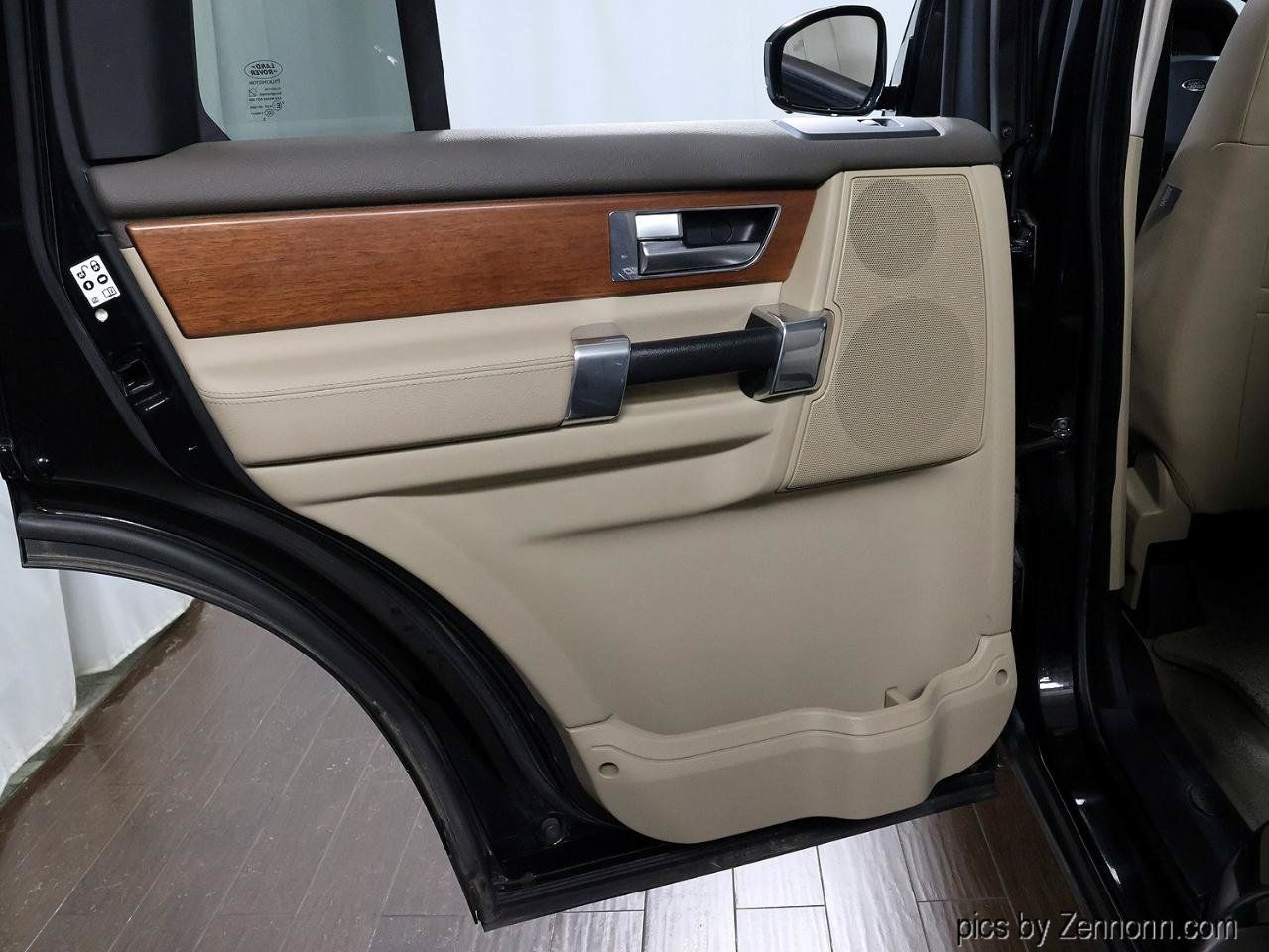 Used 2016 Land Rover LR4 HSE AWD/4WD image 32