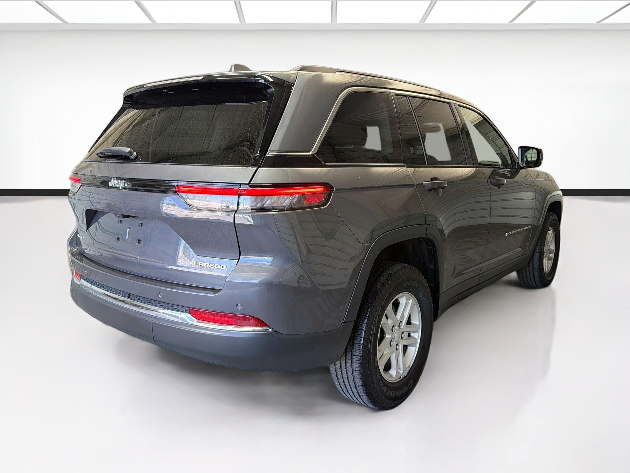 Used 2023 Jeep Grand Cherokee Laredo AWD/4WD image 4