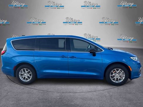 New 2026 Chrysler Pacifica Select image 2