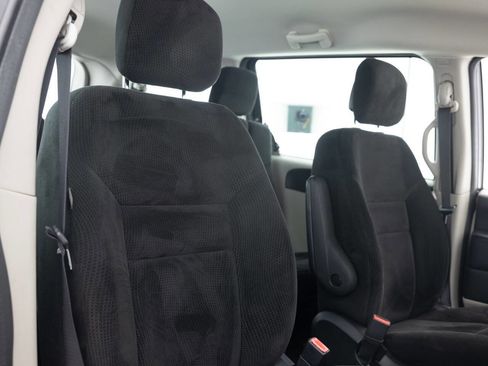 Used 2016 Dodge Grand Caravan American Value Package image 28