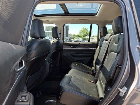 Used 2023 Jeep Grand Cherokee Limited w/ Luxury Tech Group II AWD/4WD image 10