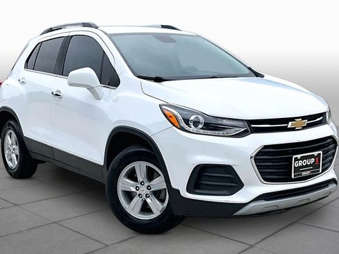 Used 2020 Chevrolet Trax LT w/ LT Convenience Package AWD/4WD image 3