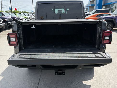 Used 2023 Jeep Gladiator Sport AWD/4WD image 9