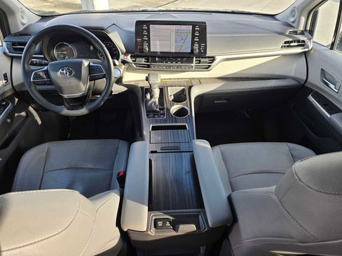 Used 2021 Toyota Sienna Limited image 21