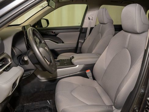 Used 2023 Toyota Highlander LE image 12