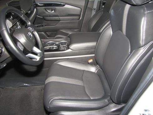 Used 2025 Honda Pilot Touring image 9